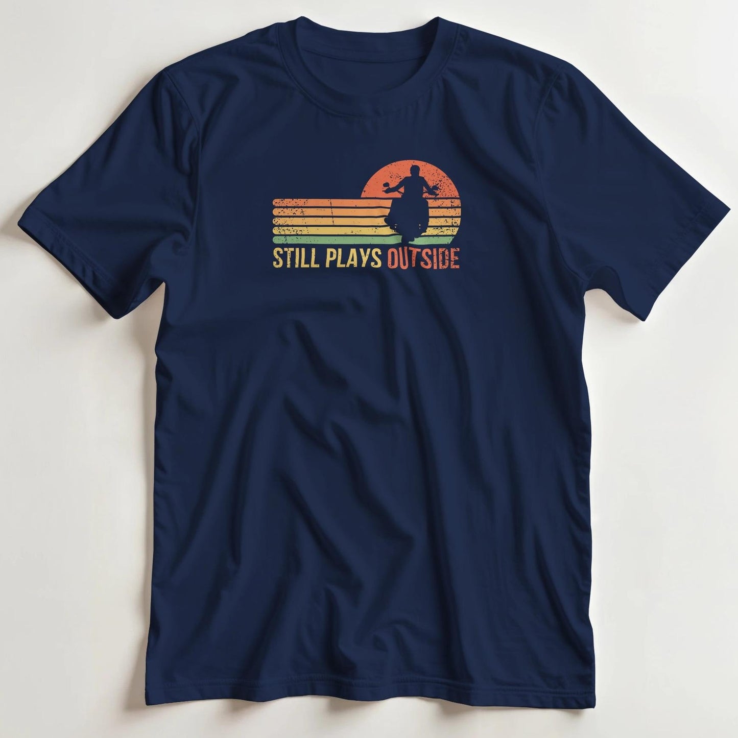 T-shirt en coupe unisexe et 100% coton en Marine 3XL imprimé avec un design Plays Outside T-Shirt .