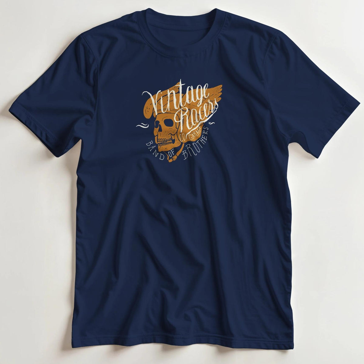 T-shirt en coupe unisexe et 100% coton en Marine imprimé avec un design Vintage Racers Moto T-Shirt .