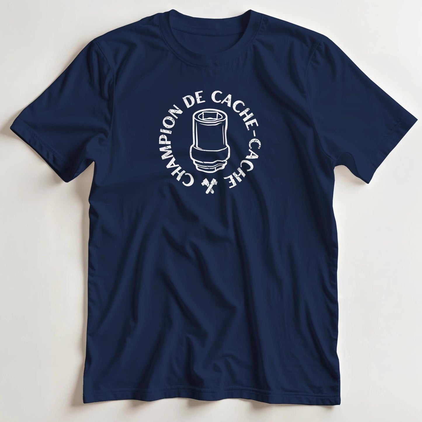 T-shirt en coupe unisexe et 100% coton en Marine imprimé avec un design Cache-Cache T-Shirt .