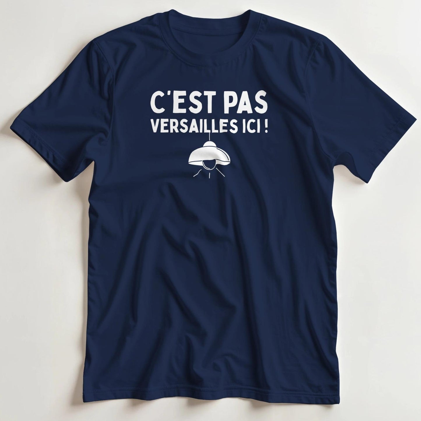 T-shirt en coupe unisexe et 100% coton en Marine L imprimé avec un design Versailles T-Shirt .