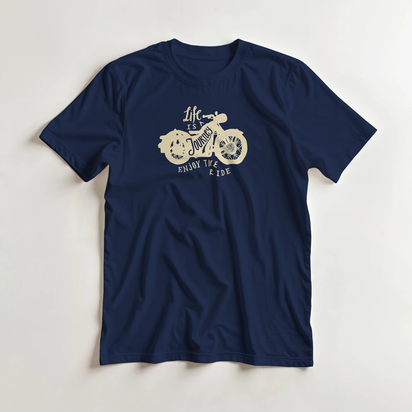 T-shirt en coupe unisexe et 100% coton en Marine L imprimé avec un design Life Is A Journey II T-Shirt .