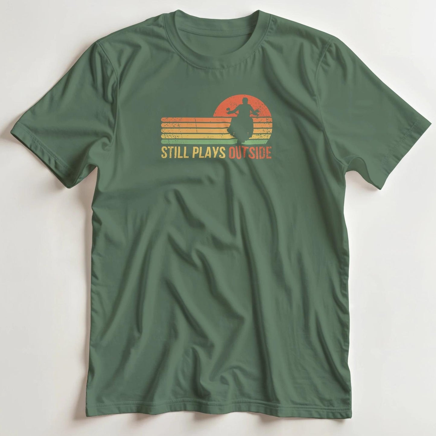 T-shirt en coupe unisexe et 100% coton en Vert Mil. 3XL imprimé avec un design Plays Outside T-Shirt .