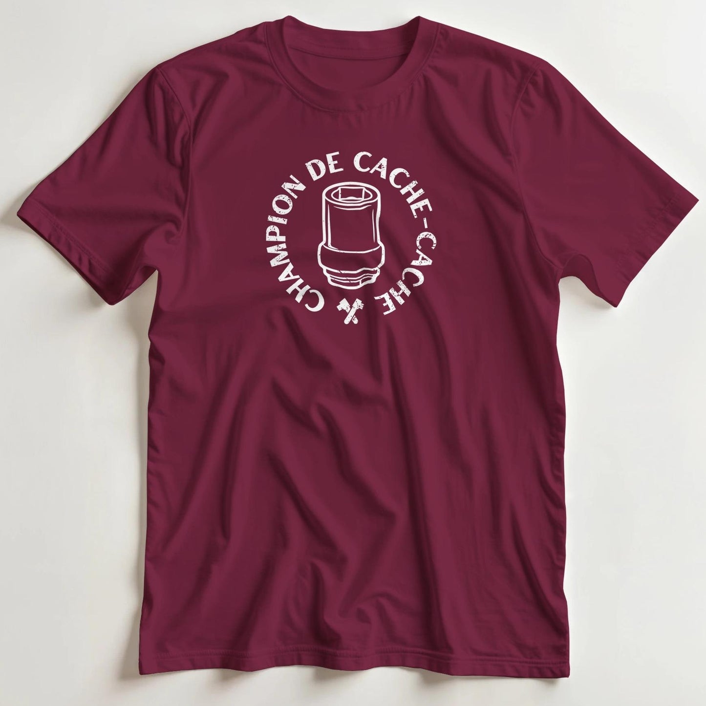 T-shirt en coupe unisexe et 100% coton en Bordeaux imprimé avec un design Cache-Cache T-Shirt .