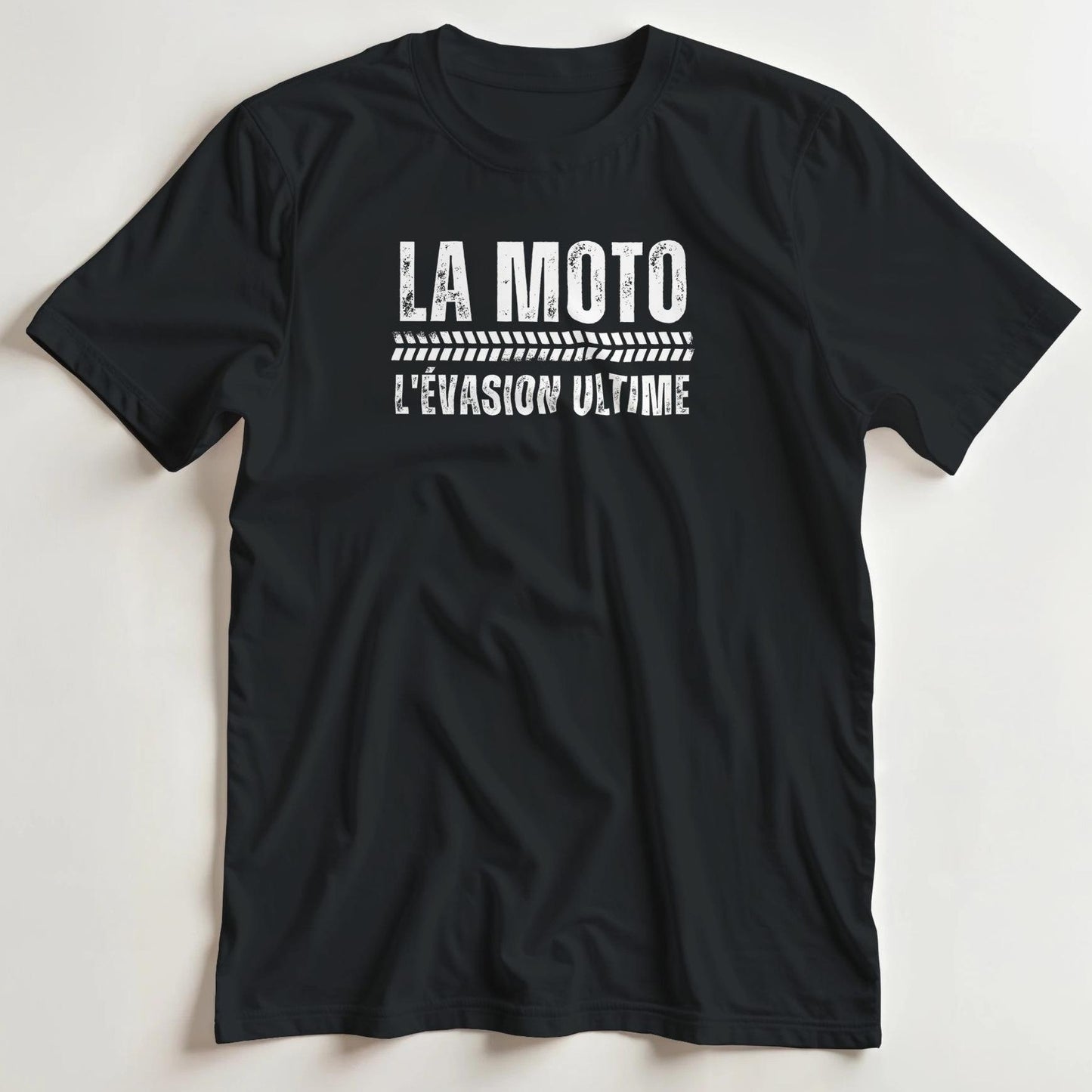 T-shirt en coupe unisexe et 100% coton en Noir L imprimé avec un design La Moto L'Évasion Ultime T-Shirt .