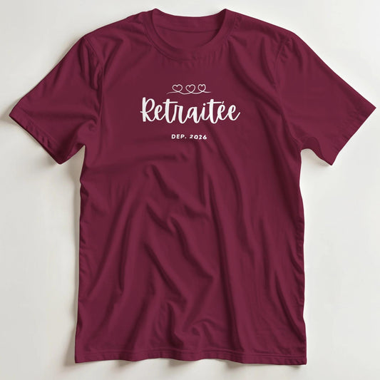 T-shirt en coupe unisexe et 100% coton en Bordeaux S imprimé avec un design Retraitée 2026 T-Shirt .