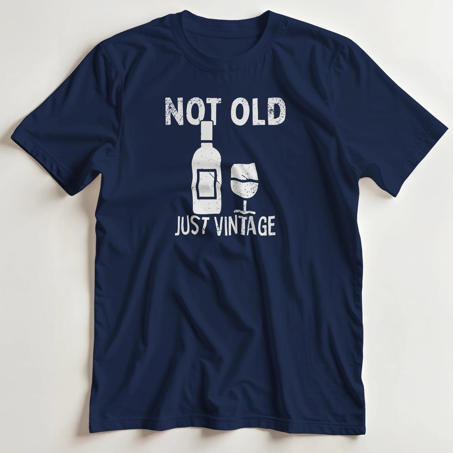 T-shirt en coupe unisexe et 100% coton en Marine imprimé avec un design Just Vintage T-Shirt .