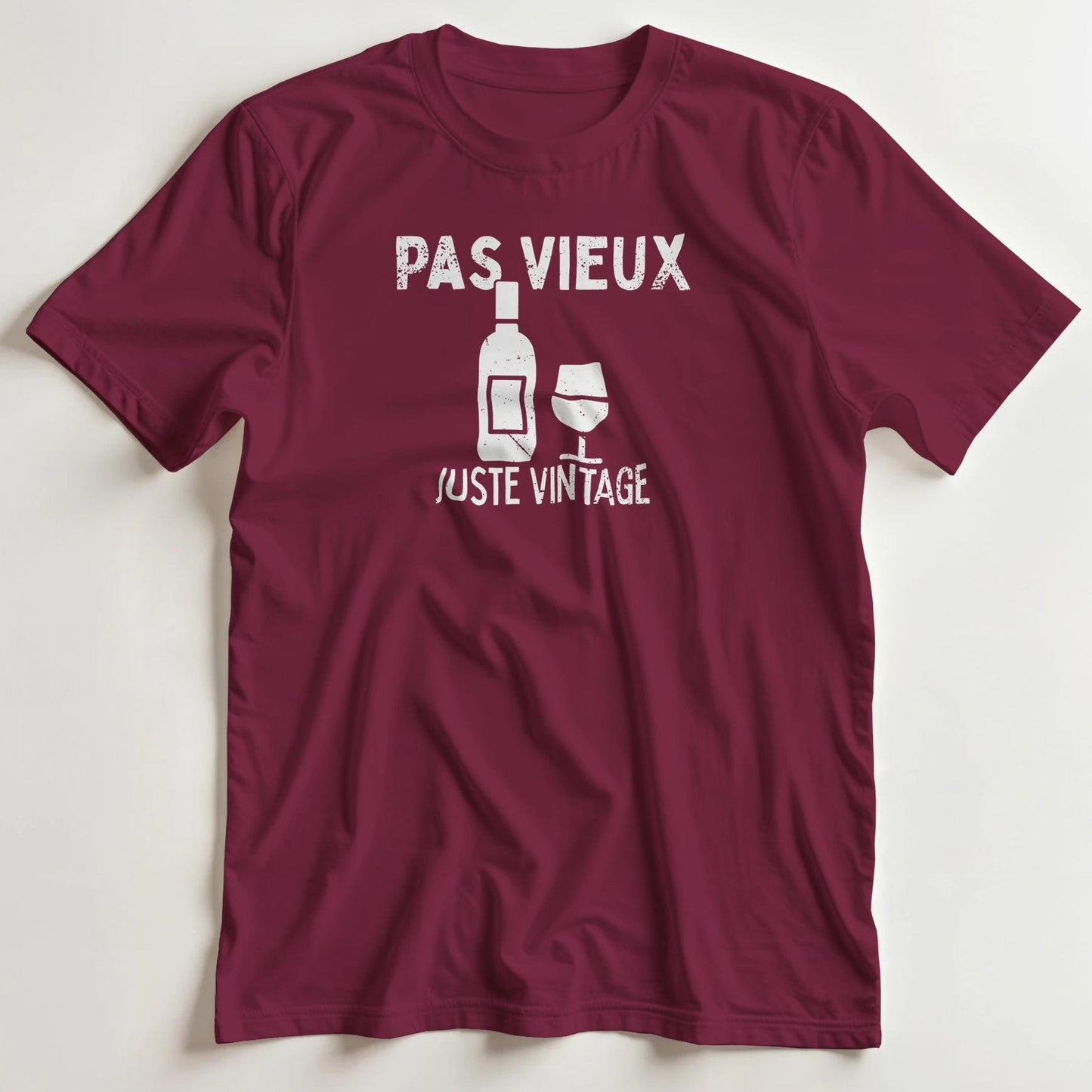 T-shirt en coupe unisexe et 100% coton en Bordeaux S imprimé avec un design Juste Vintage T-Shirt .