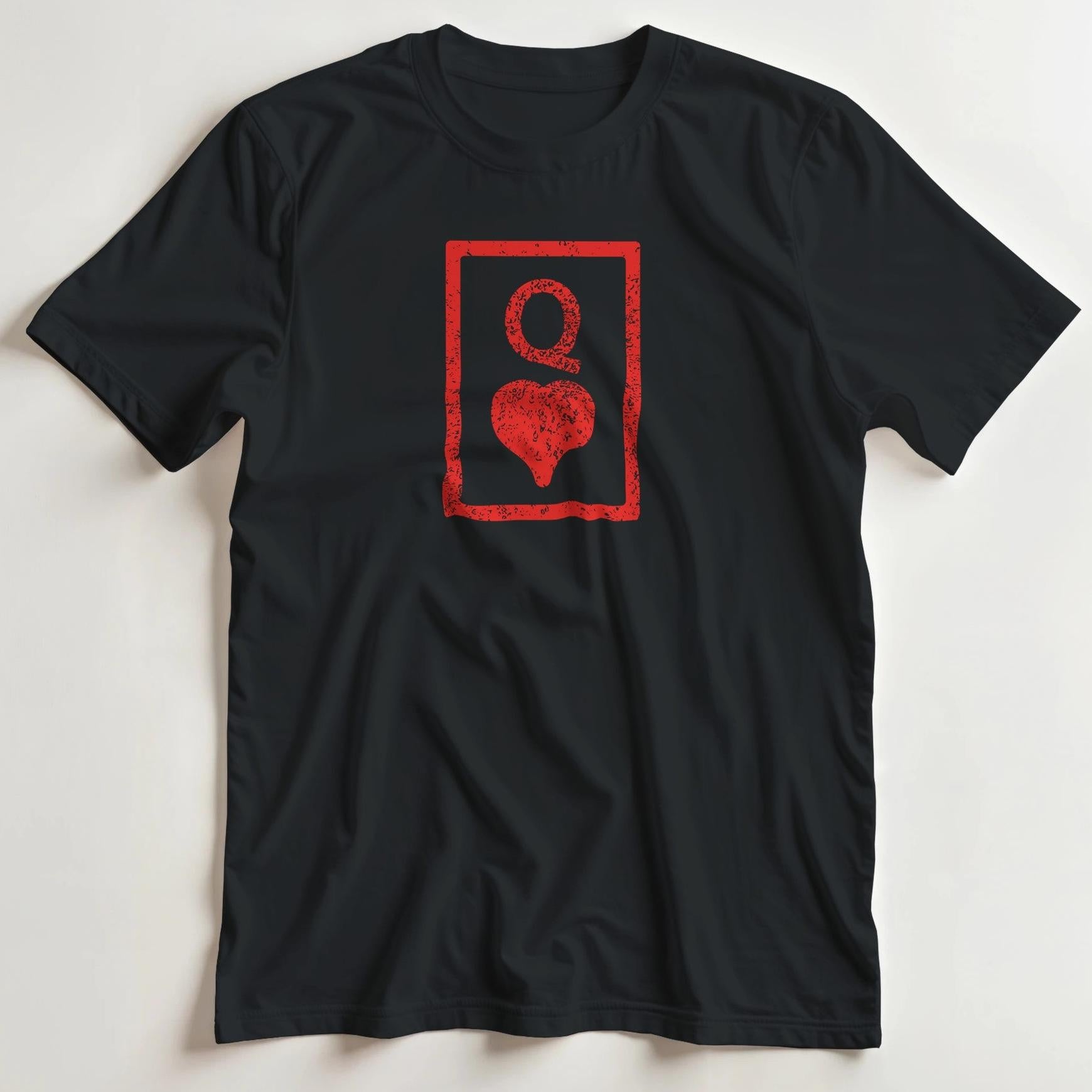 T-shirt en coupe unisexe et 100% coton en S imprimé avec un design Reine Coeurs Noir T-Shirt .