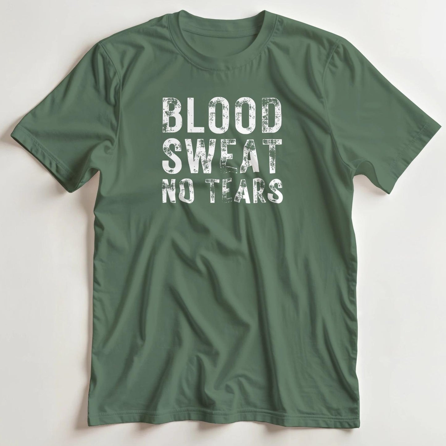 T-shirt en coupe unisexe et 100% coton en Vert Mil. M imprimé avec un design Blood Sweat No Tears T-Shirt .