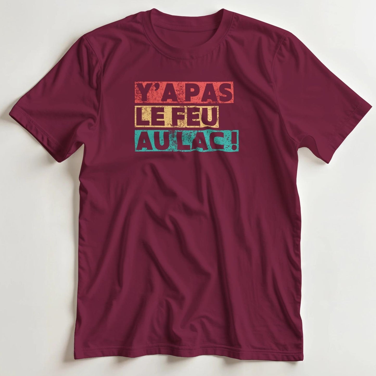 T-shirt en coupe unisexe et 100% coton en Bordeaux S imprimé avec un design Y'a Pas Le Feu T-Shirt .