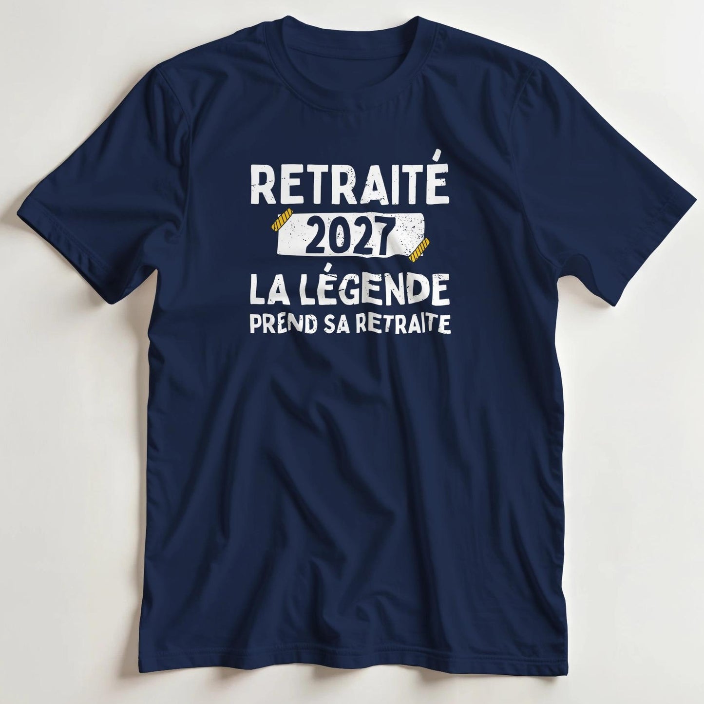 T-shirt en coupe unisexe et 100% coton en Marine imprimé avec un design Retraité 2027 T-Shirt .