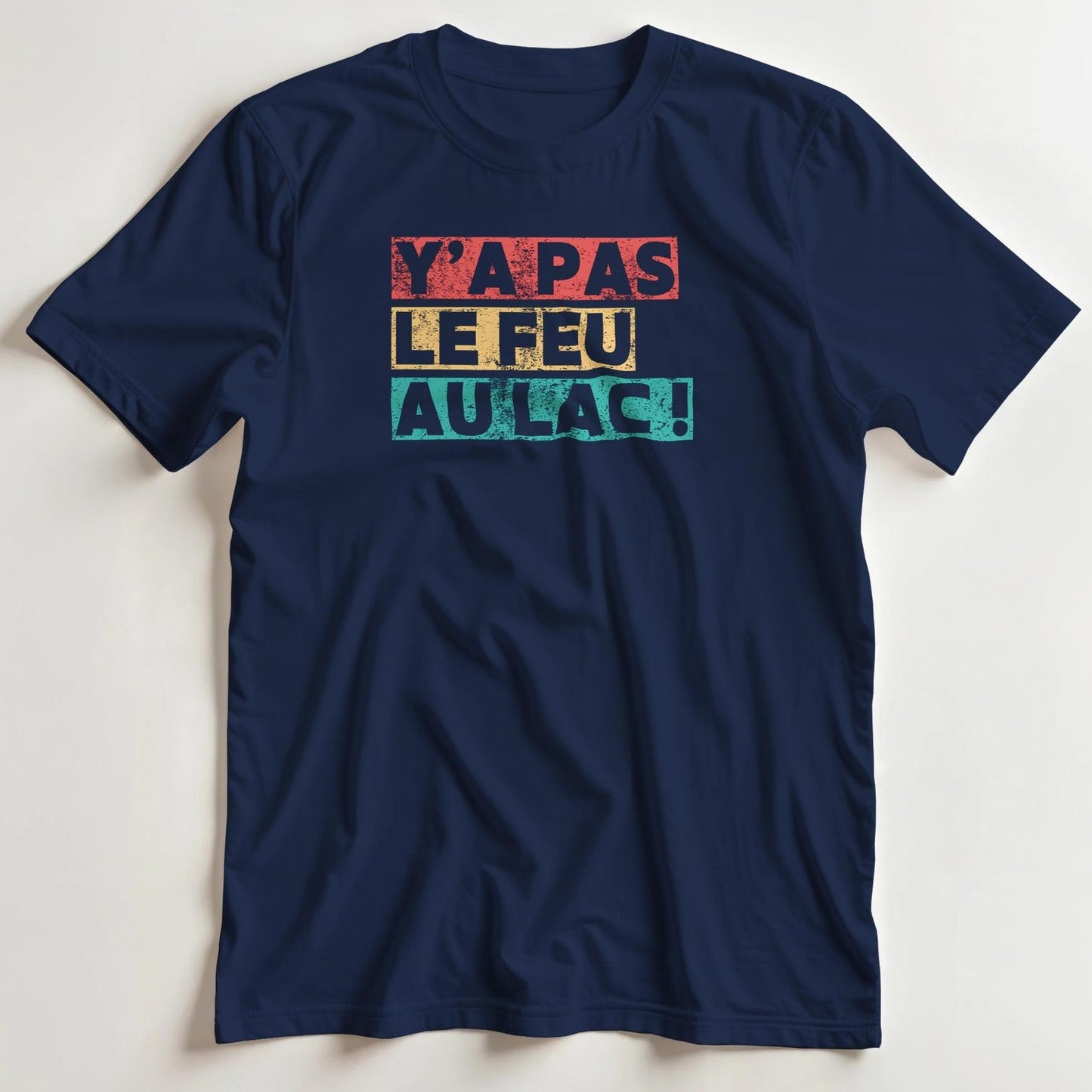 T-shirt en coupe unisexe et 100% coton en Marine S imprimé avec un design Y'a Pas Le Feu T-Shirt .