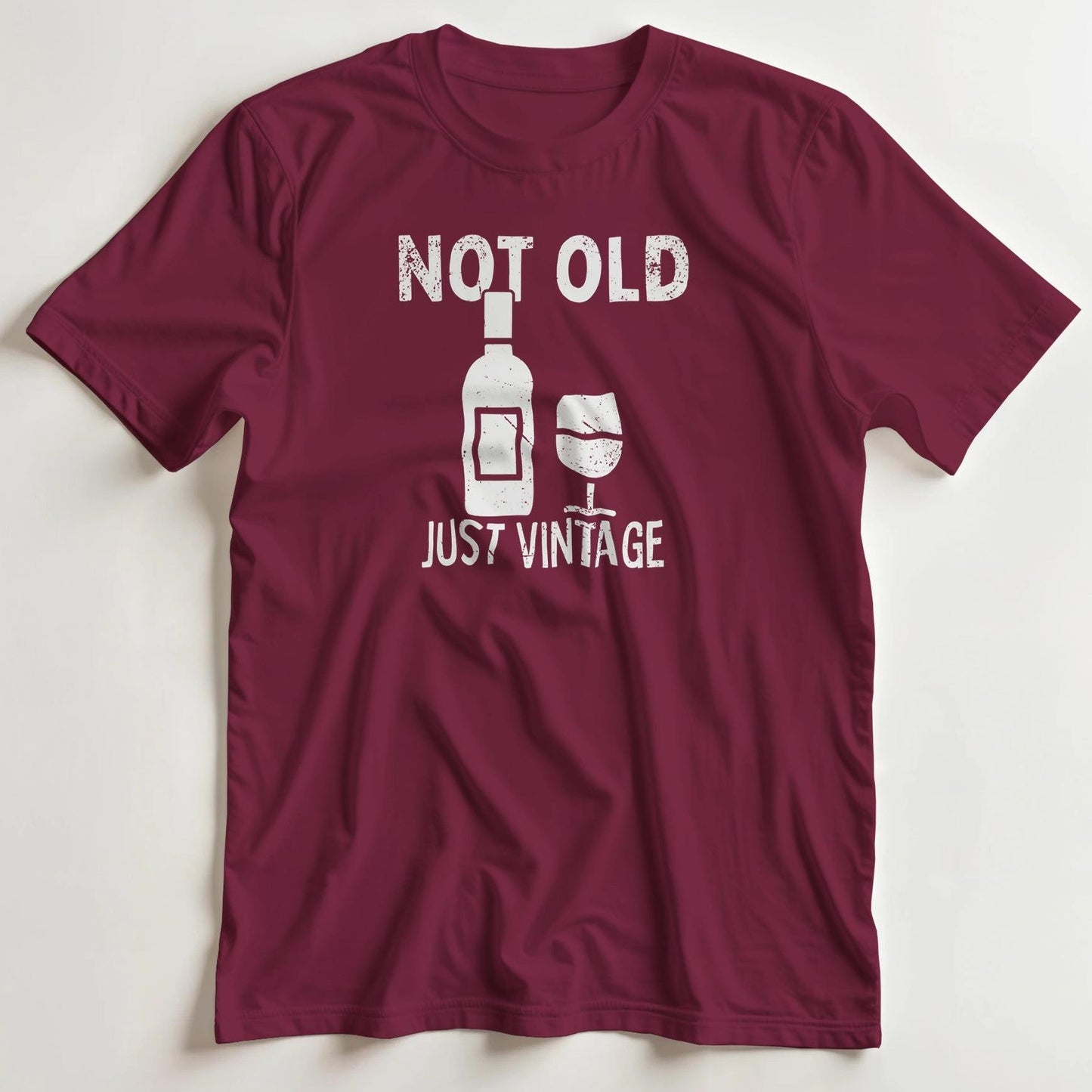 T-shirt en coupe unisexe et 100% coton en Bordeaux imprimé avec un design Just Vintage T-Shirt .