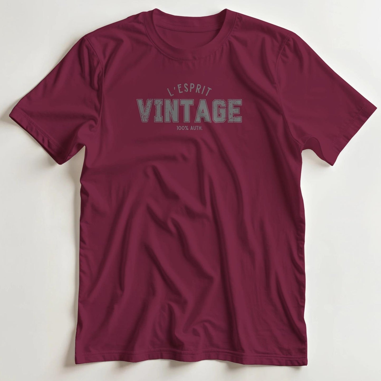 T-shirt en coupe unisexe et 100% coton en Bordeaux L imprimé avec un design L’Esprit Vintage T-Shirt .