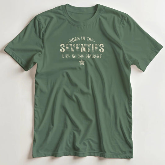 T-shirt en coupe unisexe et 100% coton en Vert Mil. S imprimé avec un design Born Seventies T-Shirt .