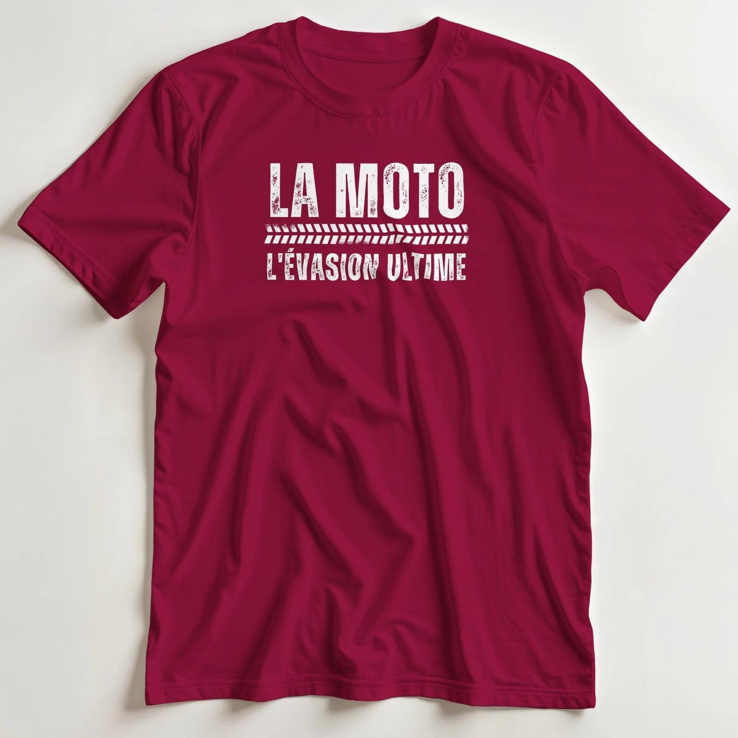 T-shirt en coupe unisexe et 100% coton en Rouge cardinal L imprimé avec un design La Moto L'Évasion Ultime T-Shirt .