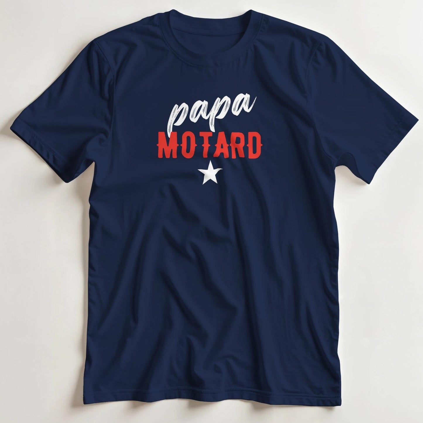 T-shirt en coupe unisexe et 100% coton en Marine L imprimé avec un design Papa Motard T-Shirt .