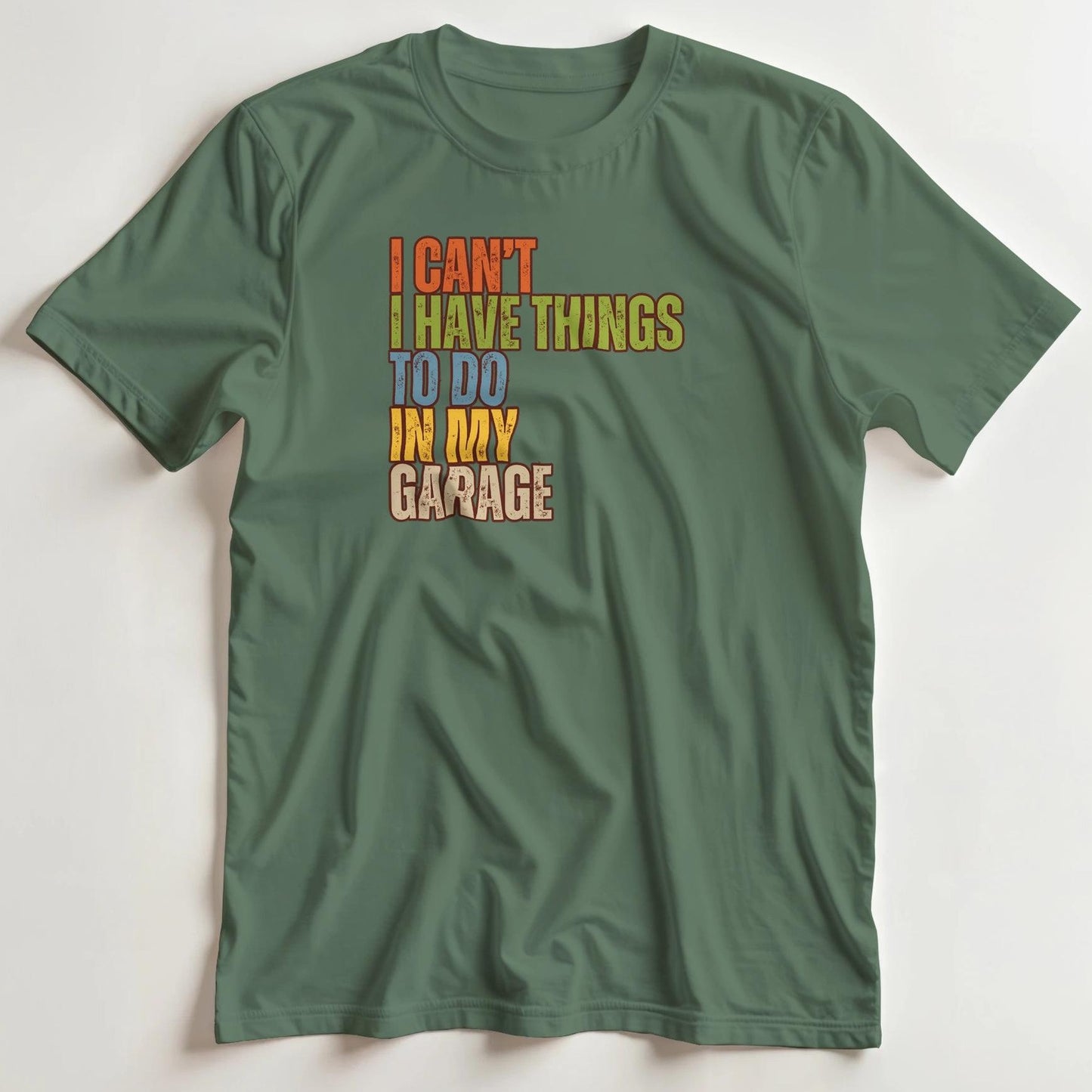 T-shirt en coupe unisexe et 100% coton en Vert Mil. 3XL imprimé avec un design I Can't My Garage T-Shirt .