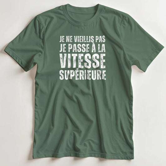 T-shirt en coupe unisexe et 100% coton en Vert militaire S imprimé avec un design Je Ne Vieillis Pas Supérieure T-Shirt .