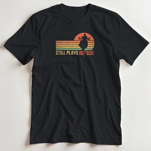 T-shirt en coupe unisexe et 100% coton en Noir S imprimé avec un design Plays Outside T-Shirt .