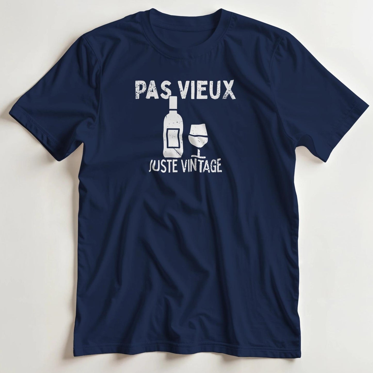 T-shirt en coupe unisexe et 100% coton en Marine S imprimé avec un design Juste Vintage T-Shirt .
