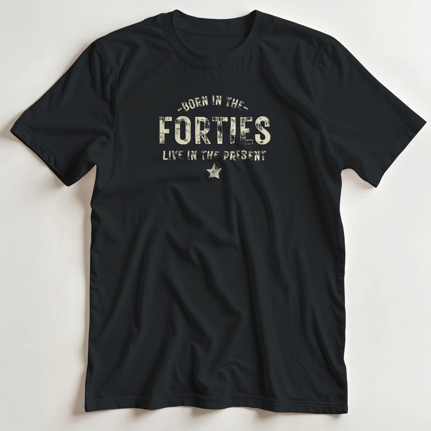 T-shirt en coupe unisexe et 100% coton en Noir S imprimé avec un design Born In The Forties - Live In The Present T-Shirt .