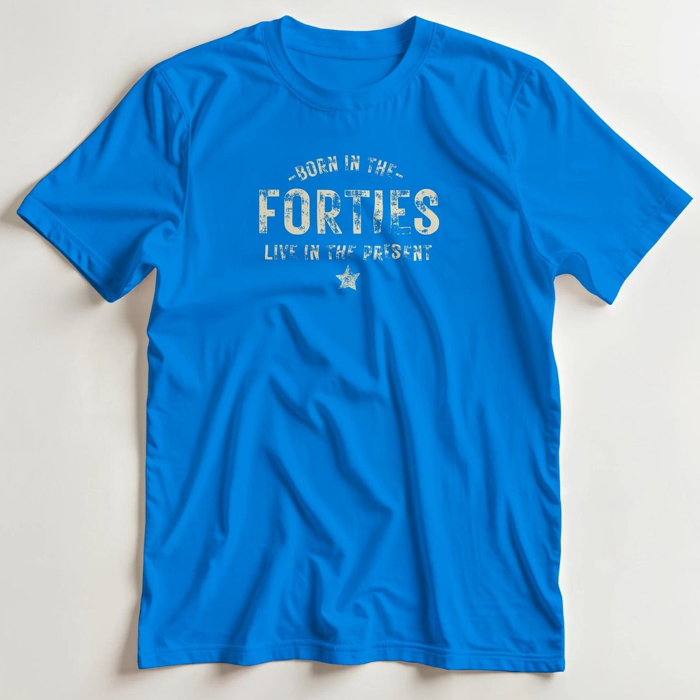 T-shirt en coupe unisexe et 100% coton en Royal XL imprimé avec un design Born In The Forties - Live In The Present T-Shirt .