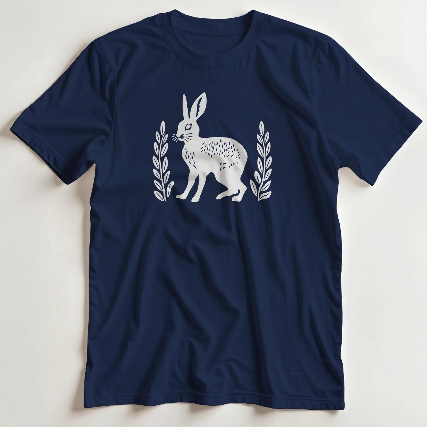 T-shirt en coupe unisexe et 100% coton en Marine imprimé avec un design Lièvre T-Shirt .