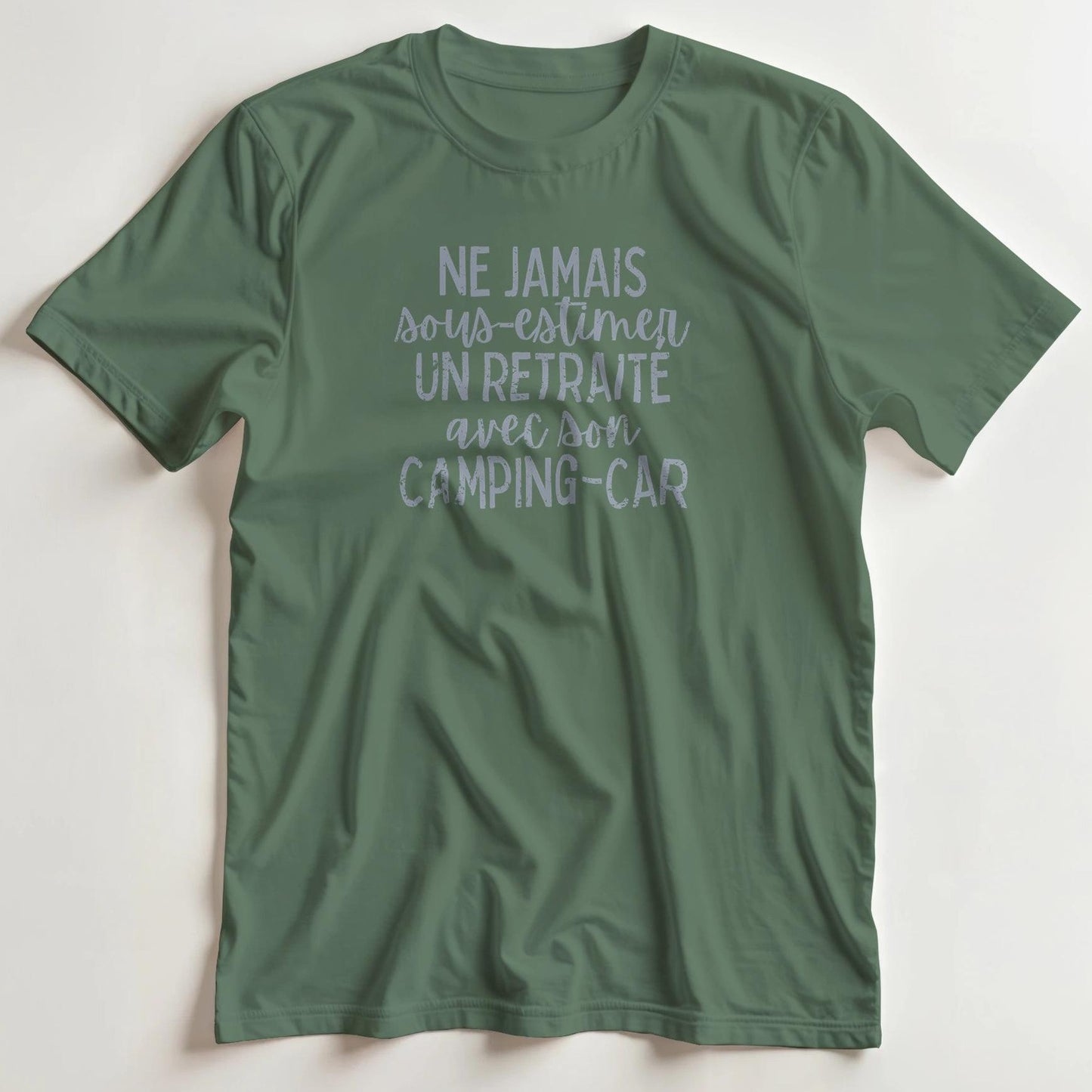 T-shirt en coupe unisexe et 100% coton en Vert militaire L imprimé avec un design Retraité Camping-Car T-Shirt .