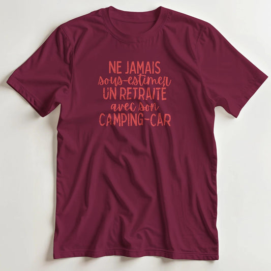 T-shirt en coupe unisexe et 100% coton en Bordeaux S imprimé avec un design Retraité Camping-Car T-Shirt .