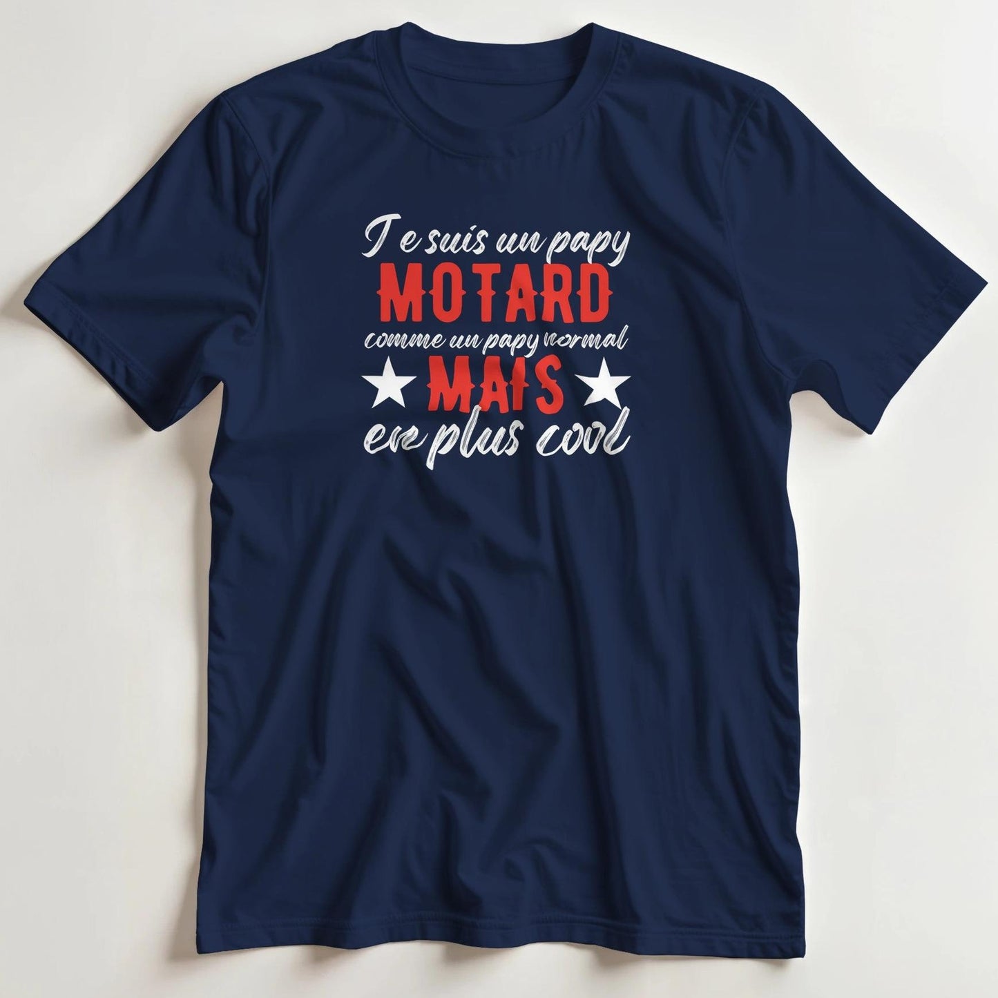 T-shirt en coupe unisexe et 100% coton en Marine M imprimé avec un design Papy Motard Cool T-Shirt .