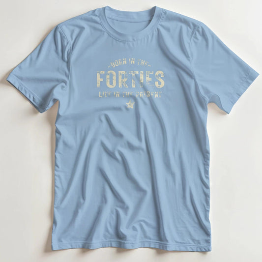 T-shirt en coupe unisexe et 100% coton en Light Blue S imprimé avec un design Born In The Forties - Live In The Present T-Shirt .