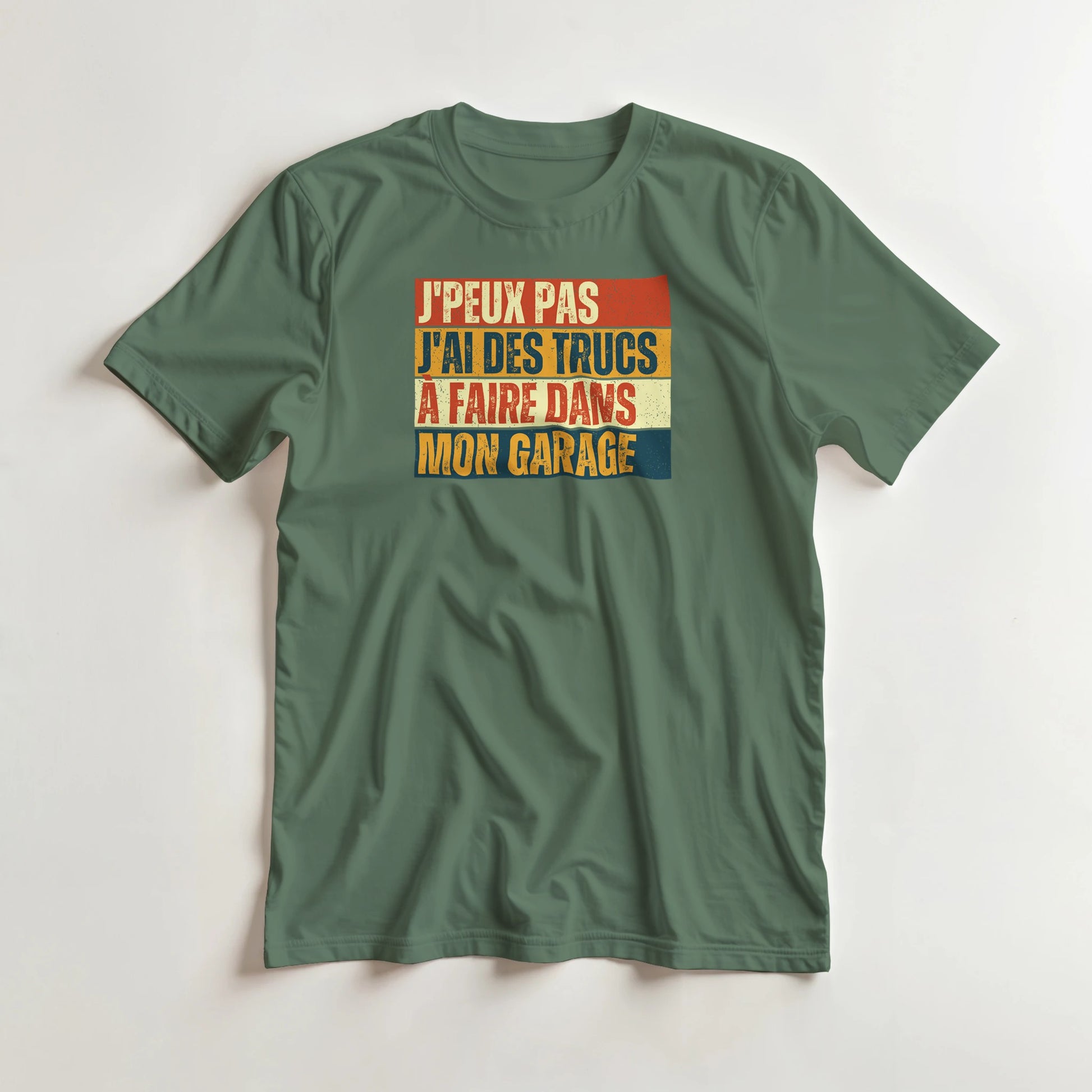 T-shirt en coupe unisexe et 100% coton en Vert Mil. S imprimé avec un design J'Peux Pas Garage Vintage T-Shirt .