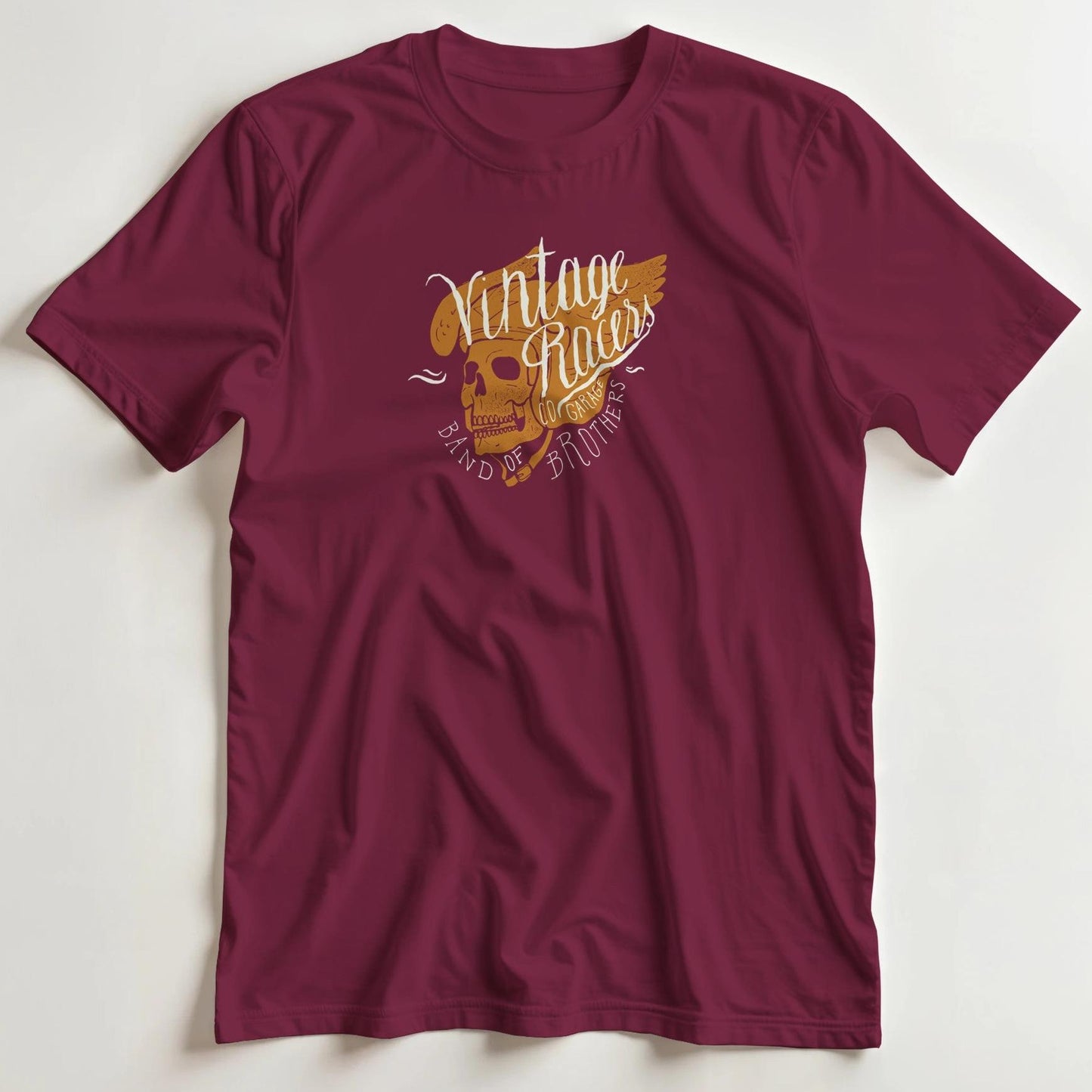 T-shirt en coupe unisexe et 100% coton en Bordeaux L imprimé avec un design Vintage Racers Moto T-Shirt .