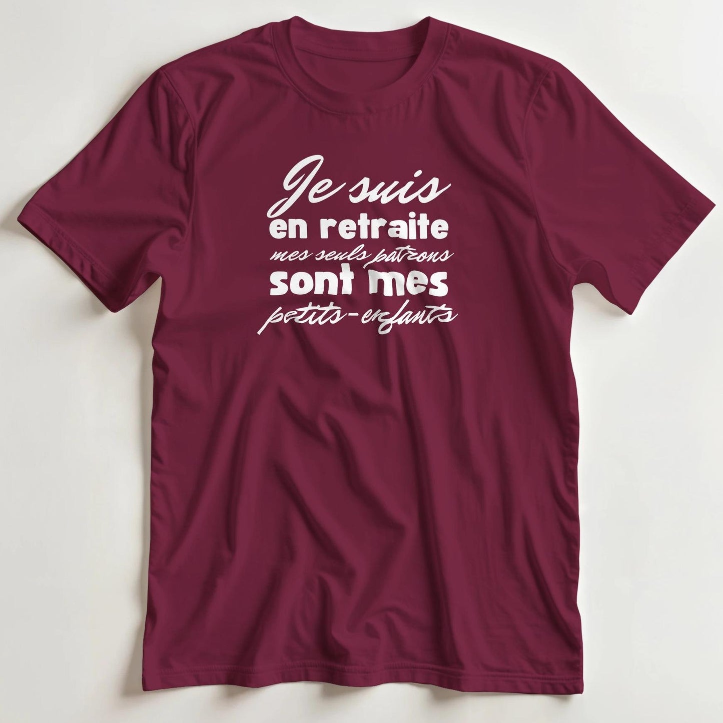 T-shirt en coupe unisexe et 100% coton en Bordeaux S imprimé avec un design En Retraite Petits-Enfants T-Shirt .