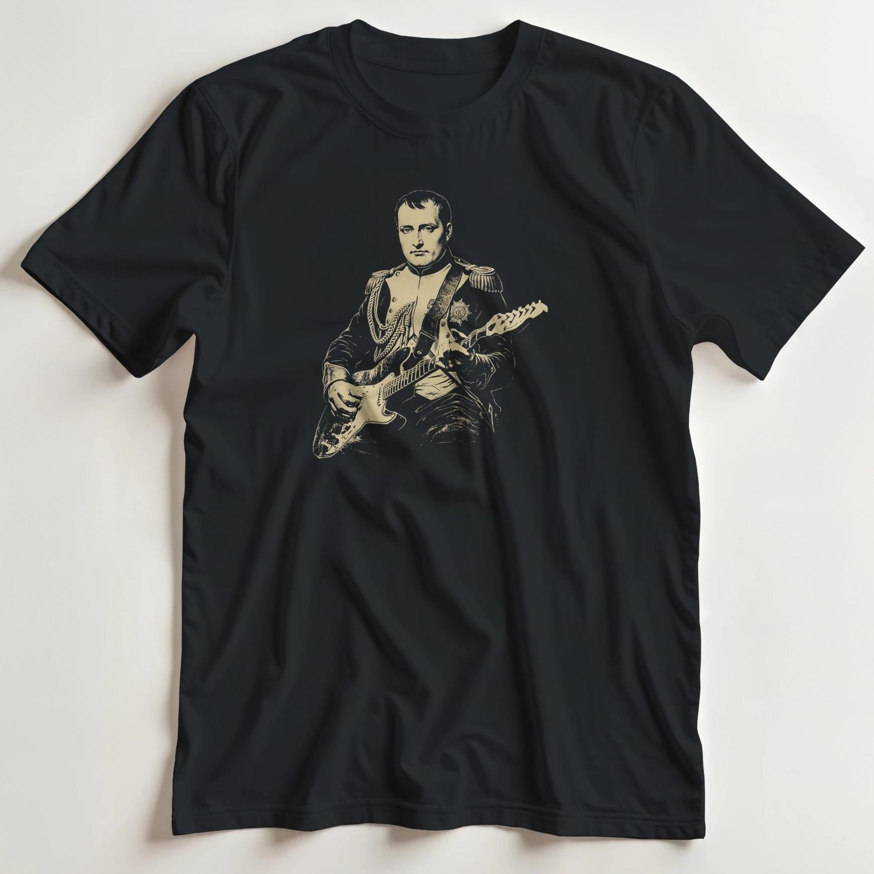 T-shirt en coupe unisexe et 100% coton en Black imprimé avec un design Napoléon on Guitar T-Shirt .