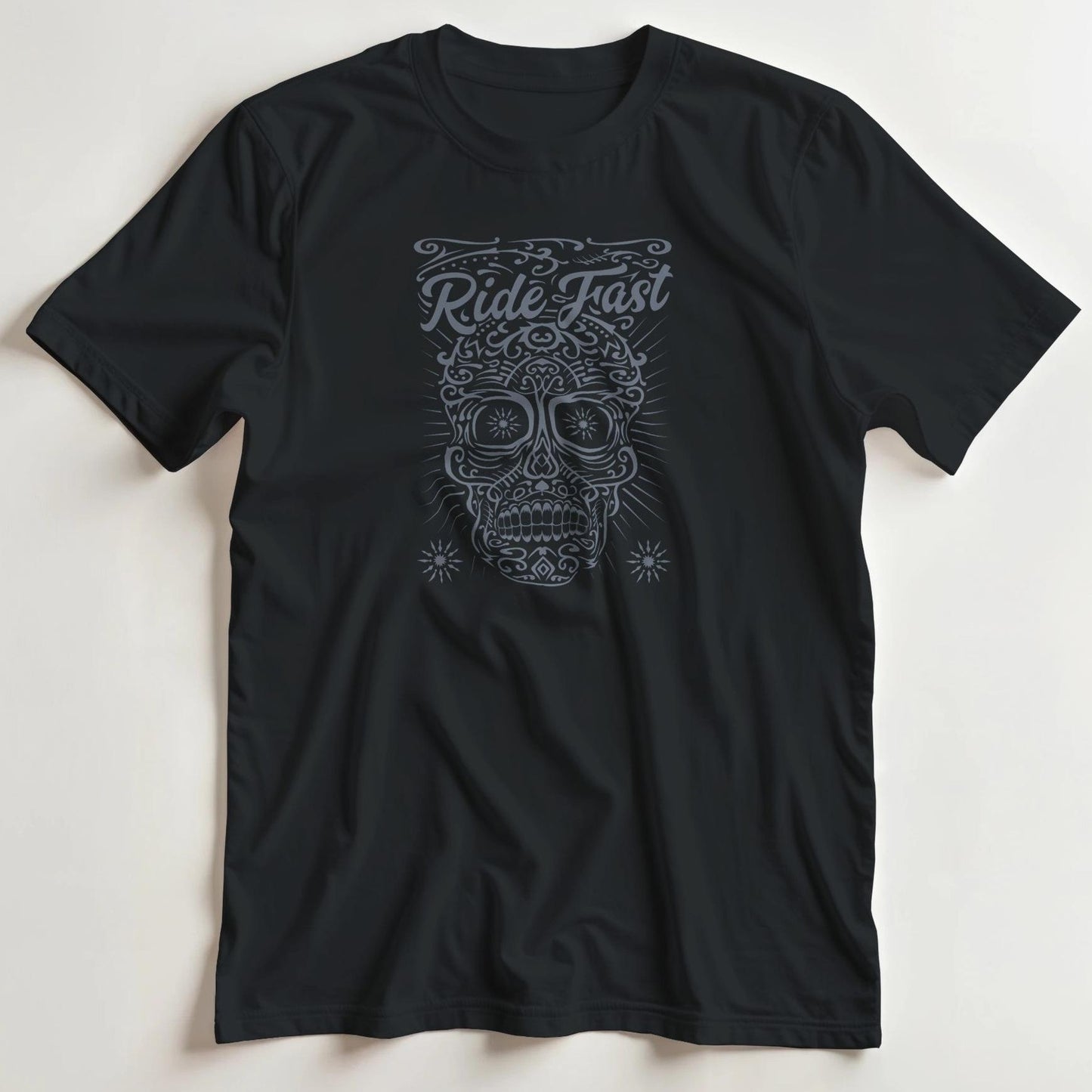 T-shirt en coupe unisexe et 100% coton en Noir S imprimé avec un design Ride Fast T-Shirt .