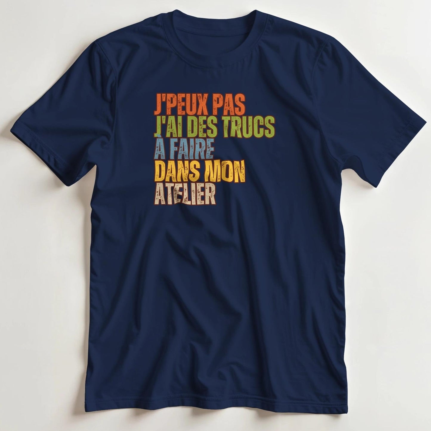 T-shirt en coupe unisexe et 100% coton en Marine M imprimé avec un design J'Peux Pas Mon Atelier T-Shirt .