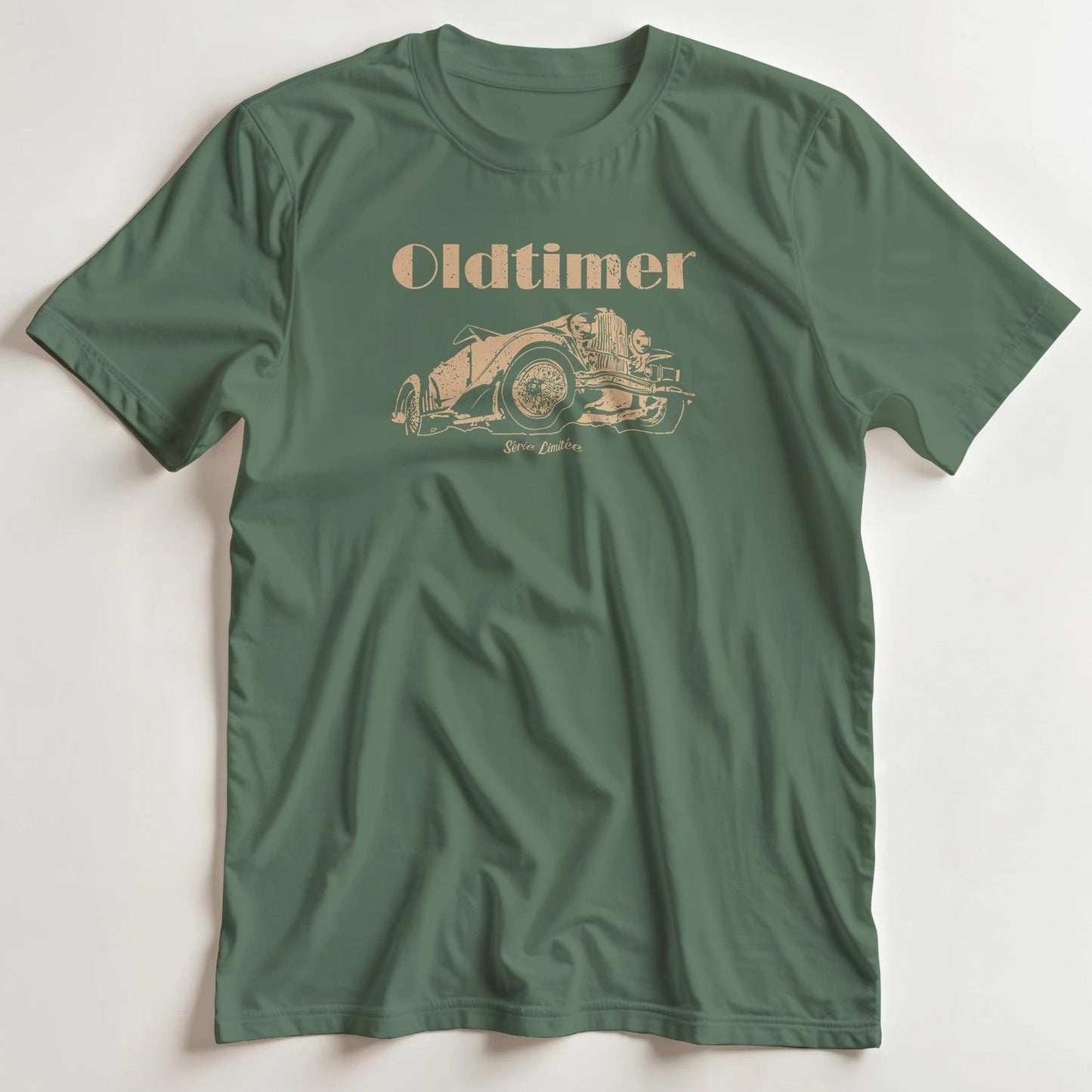T-shirt en coupe unisexe et 100% coton en Vert Mil. L imprimé avec un design Oldtimer T-Shirt .