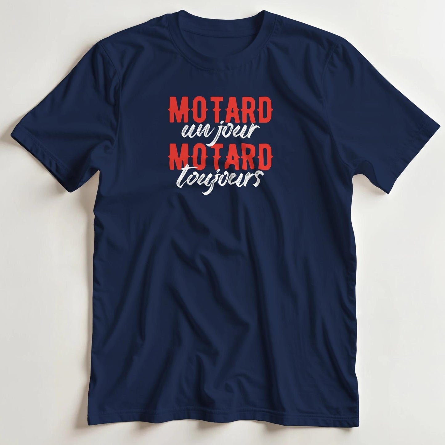 T-shirt en coupe unisexe et 100% coton en Marine L imprimé avec un design Motard Toujours T-Shirt .