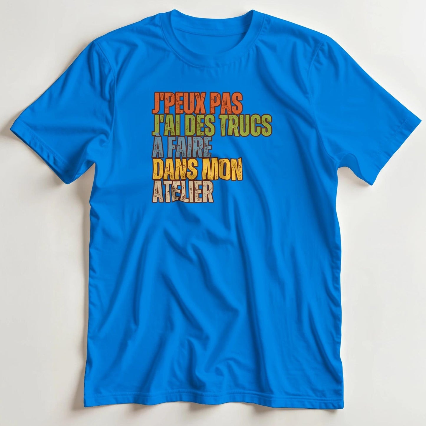 T-shirt en coupe unisexe et 100% coton en Royal L imprimé avec un design J'Peux Pas Mon Atelier T-Shirt .