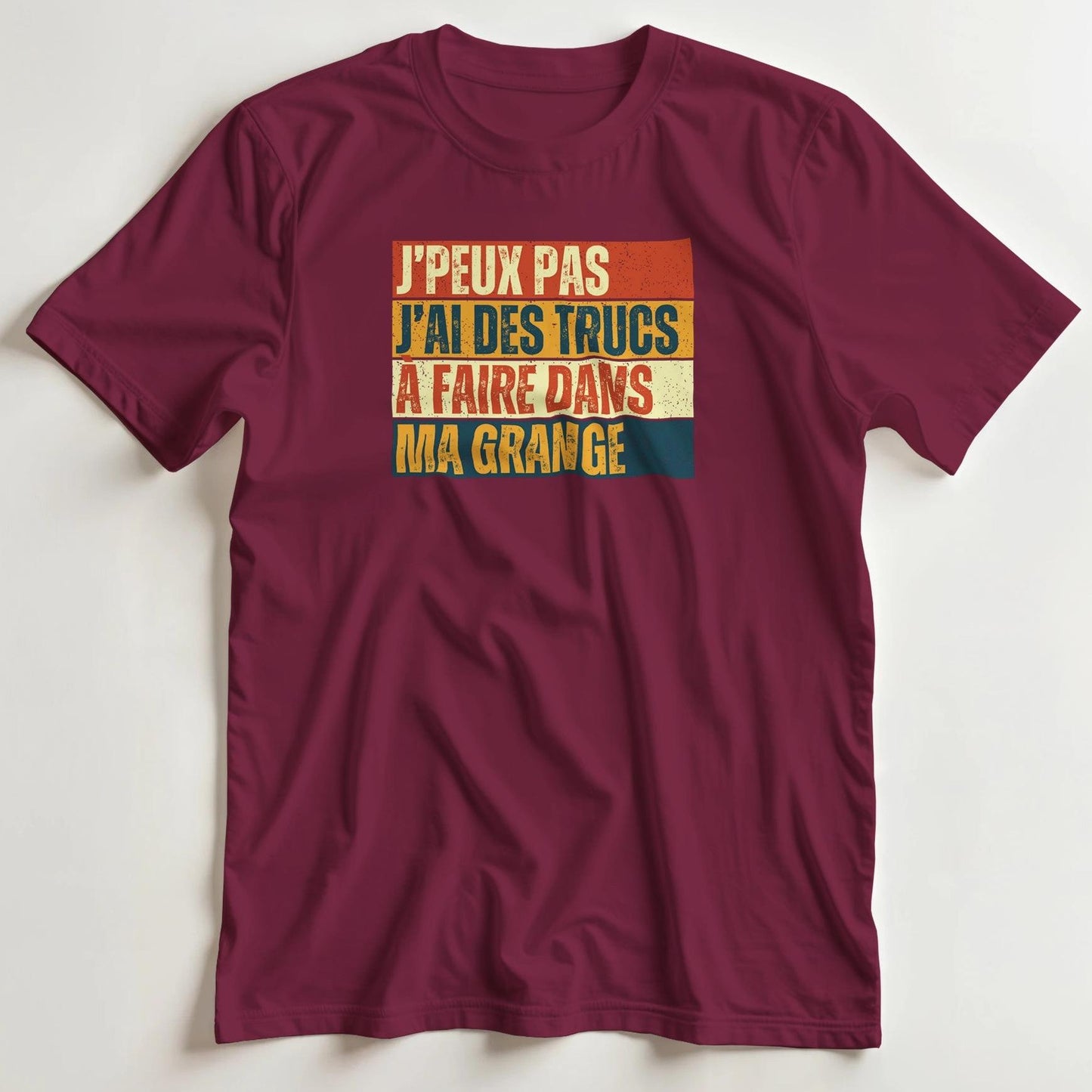 T-shirt en coupe unisexe et 100% coton en Bordeaux S imprimé avec un design J'Peux Pas Grange Vintage T-Shirt .