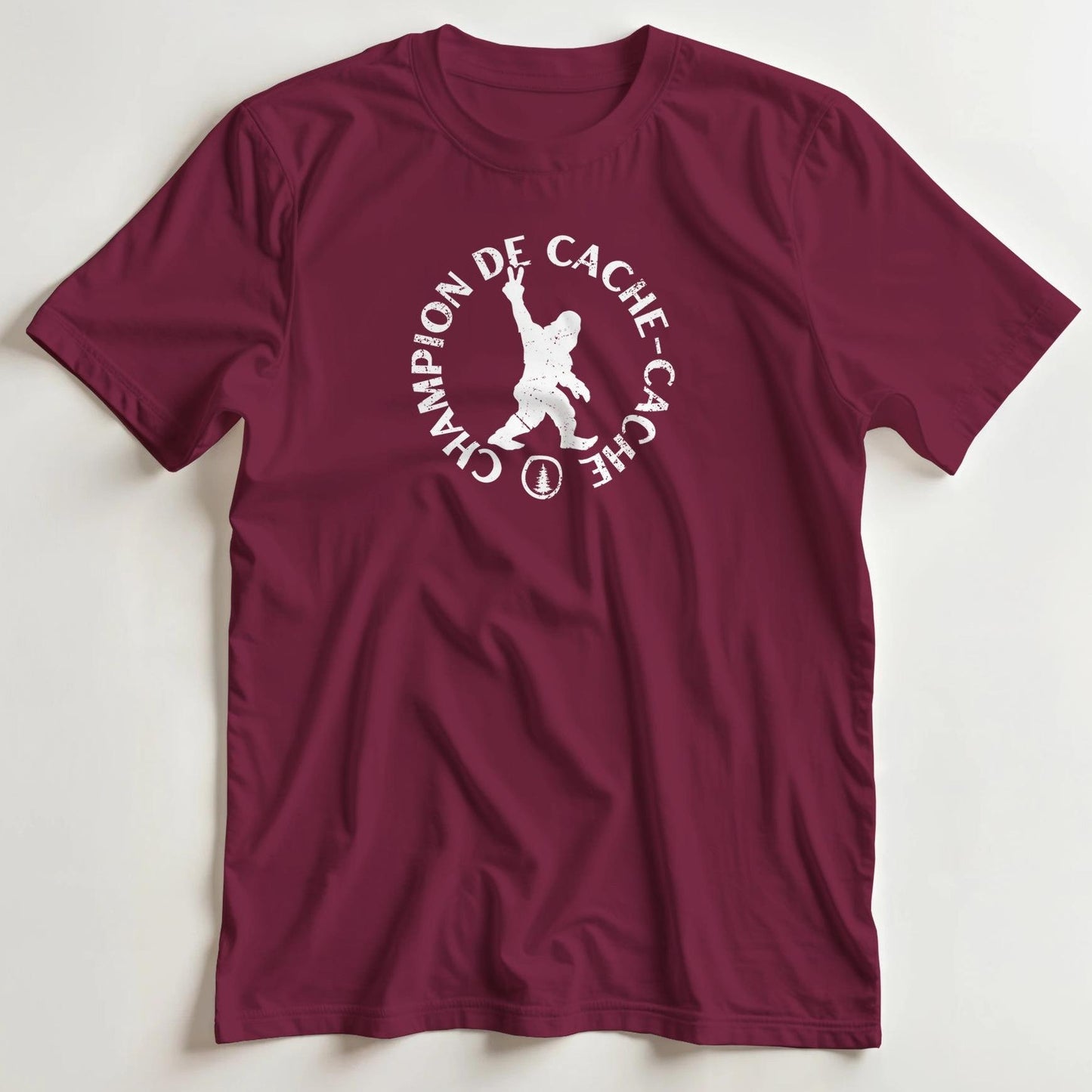 T-shirt en coupe unisexe et 100% coton en Bordeaux M imprimé avec un design Cache-Cache T-Shirt .