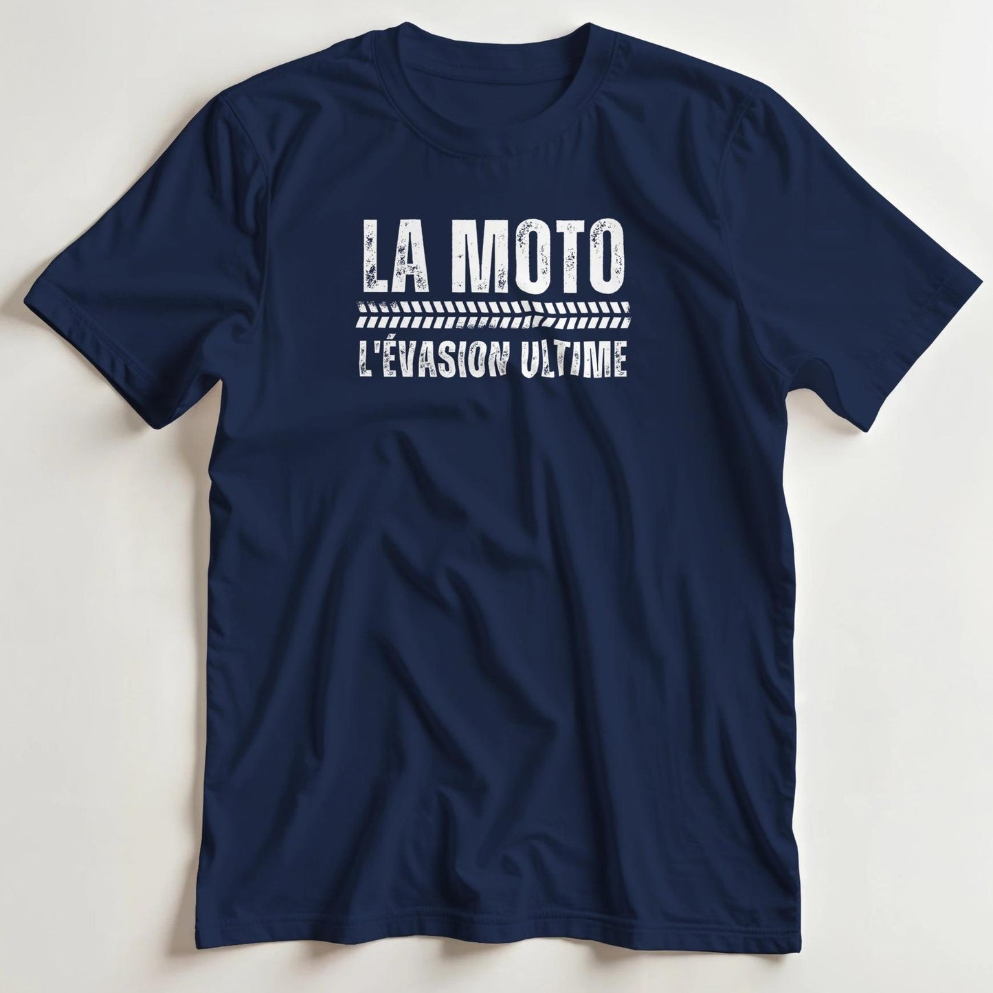 T-shirt en coupe unisexe et 100% coton en Marine XL imprimé avec un design La Moto L'Évasion Ultime T-Shirt .