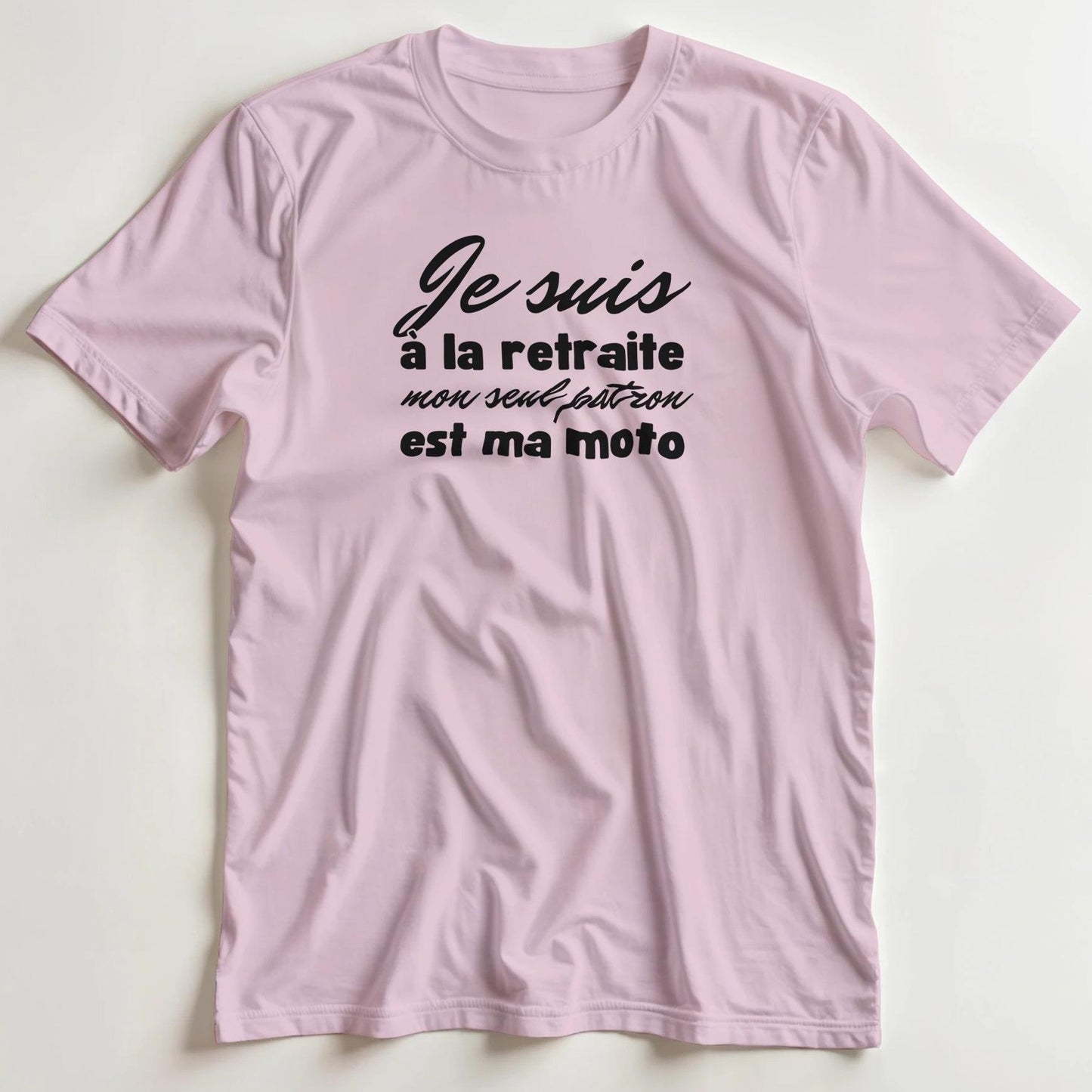 T-shirt en coupe unisexe et 100% coton en Rose clair S imprimé avec un design À La Retraite Noir T-Shirt .