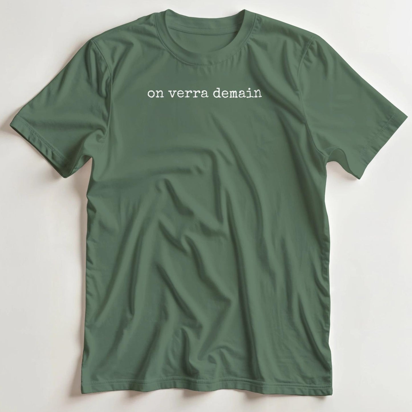 T-shirt en coupe unisexe et 100% coton en Vert Mil. S imprimé avec un design On Verra T-Shirt .