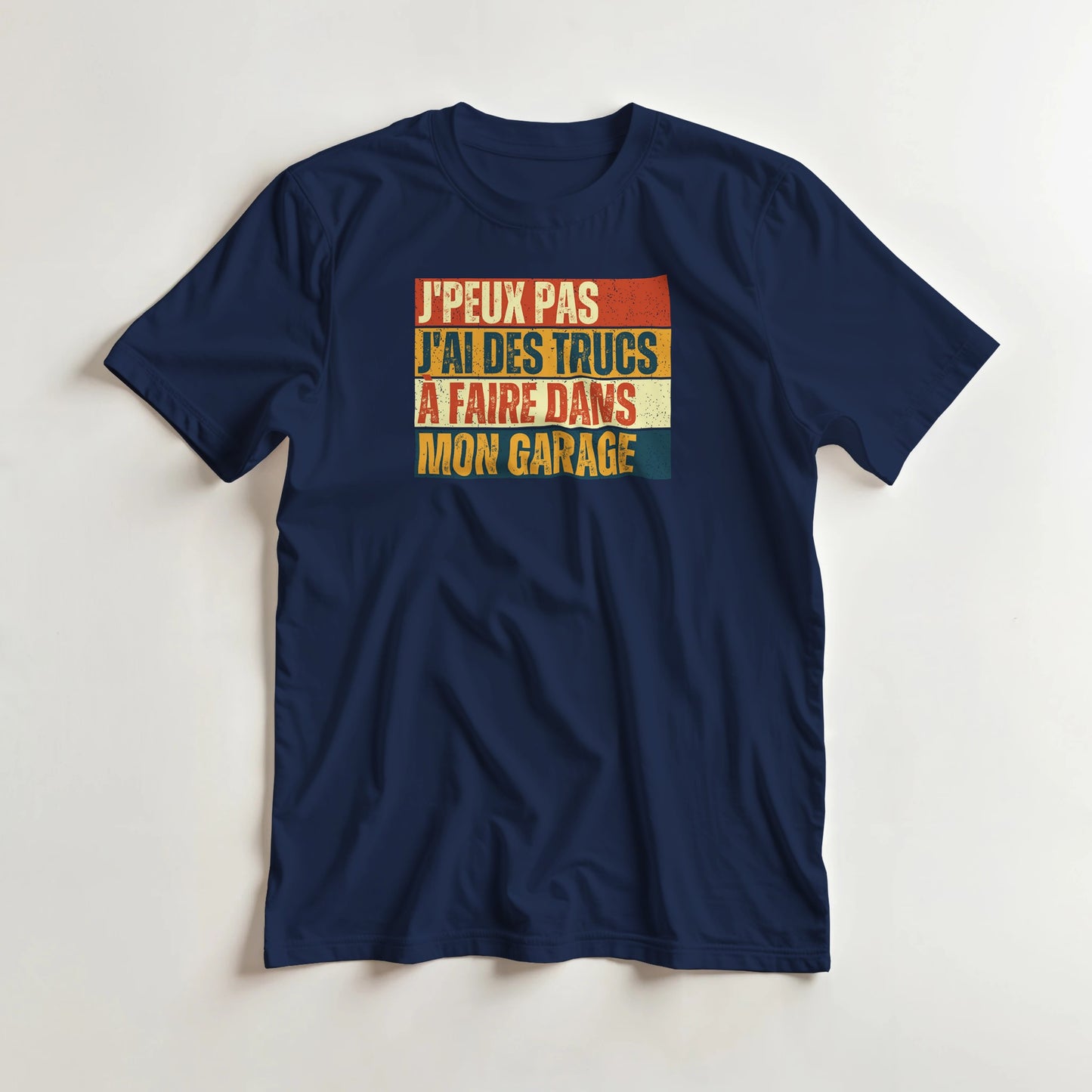 T-shirt en coupe unisexe et 100% coton en Marine M imprimé avec un design J'Peux Pas Garage Vintage T-Shirt .