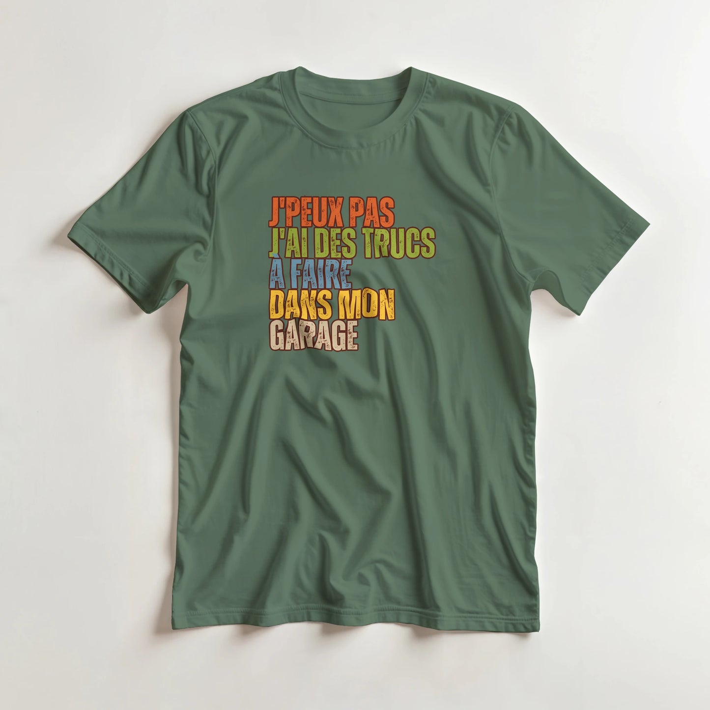 T-shirt en coupe unisexe et 100% coton en Vert Mil. S imprimé avec un design J'Peux Pas Mon Garage T-Shirt .