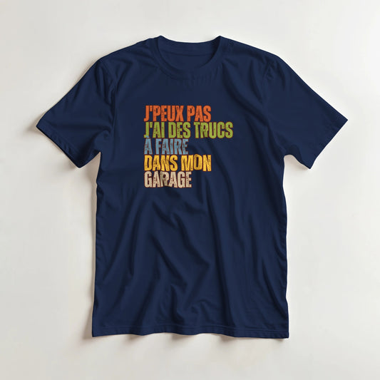 T-shirt en coupe unisexe et 100% coton en Marine S imprimé avec un design J'Peux Pas Mon Garage T-Shirt .
