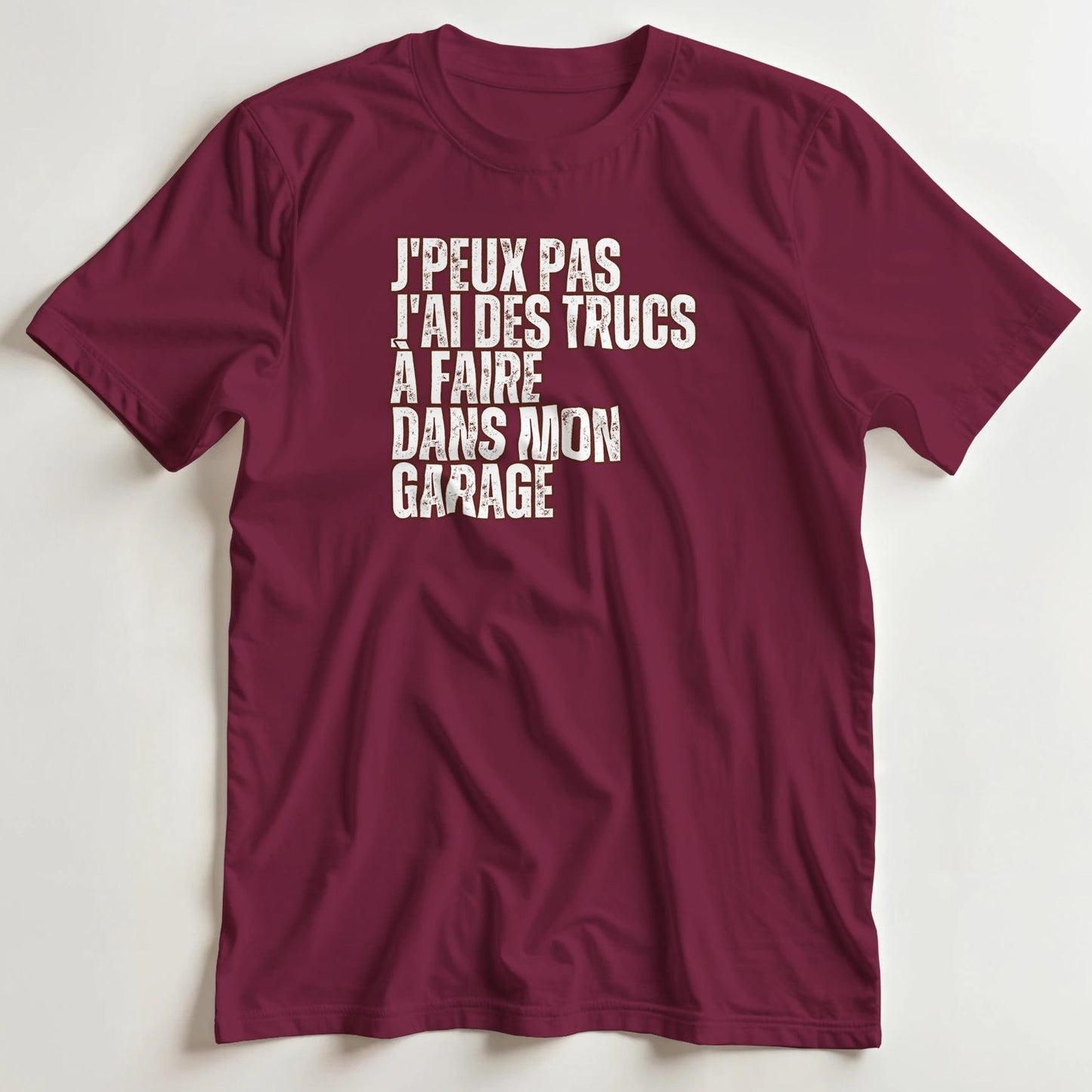 T-shirt en coupe unisexe et 100% coton en Bordeaux L imprimé avec un design J'Peux Pas Garage T-Shirt .